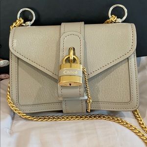 CHLOÉ
CHLOÉ LOCK DETAIL ENVELOPE SHOULDER BAG